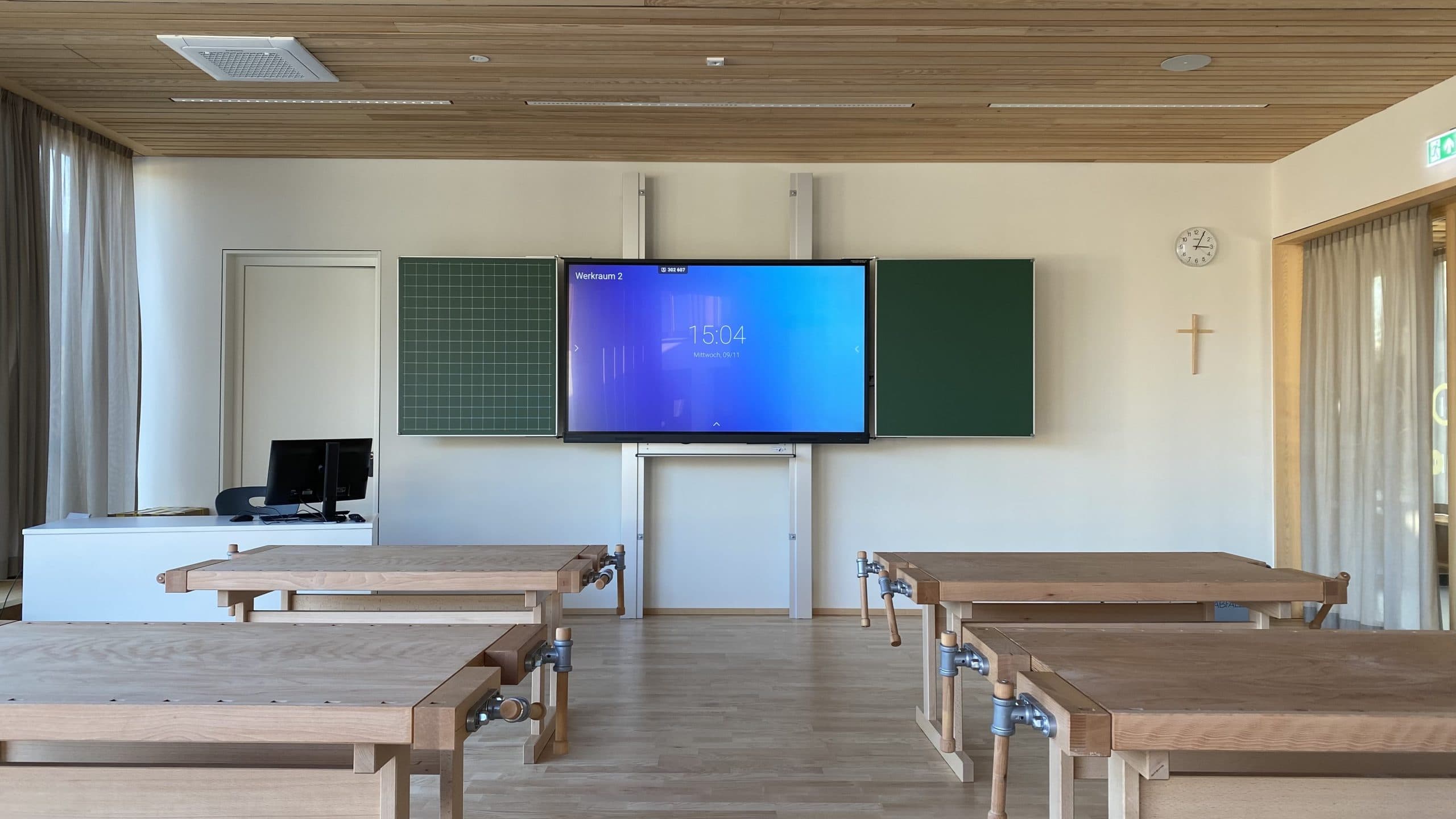 Interaktives 86" Clevertouch Display im Werkraum der Volksschule Breitenbach