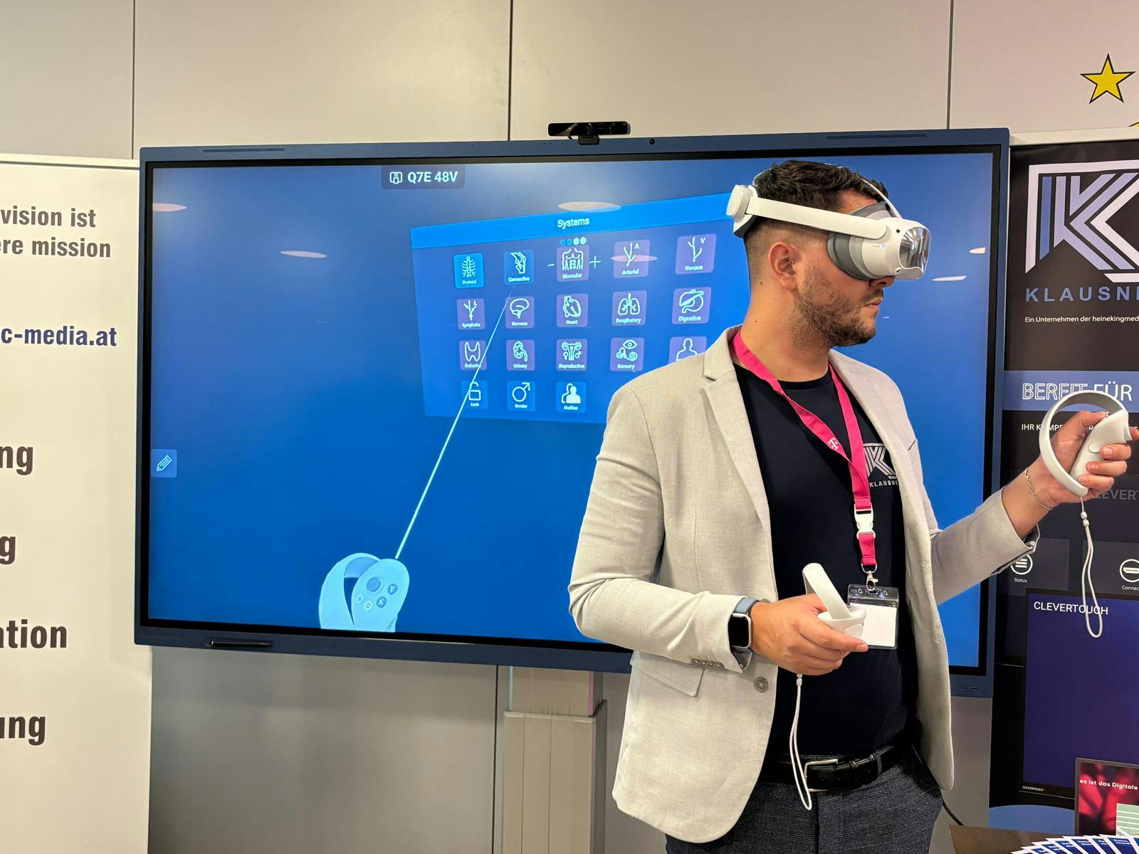 Luca Albertini Vertrieb der Firma J. Klausner Professional Multimedia GmbH in einer Live Demonstration der Pico Neo 4 VR Brille in Verbindung mit dem Clevertouch Impact LUX preisgekrönten Interaktiven Multitouch Display.