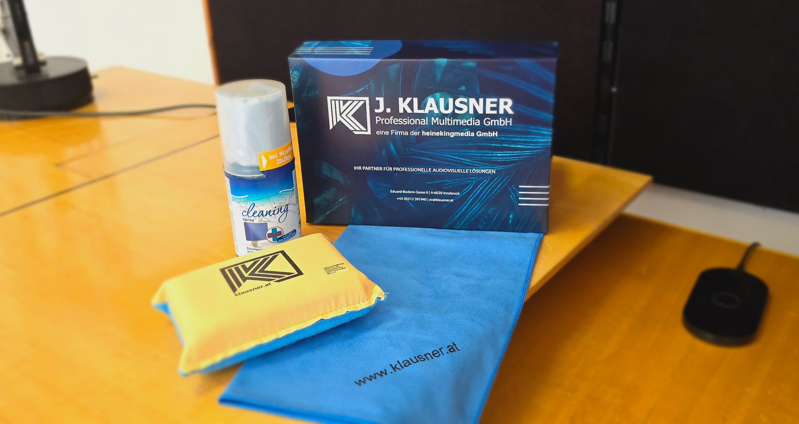 Klausner Reinigungsset bestehend aus einem Reinigungsspray, Mikrofasertuch, Tafelschwamm und hochwertiger Verpackung mit Firmenlogo.