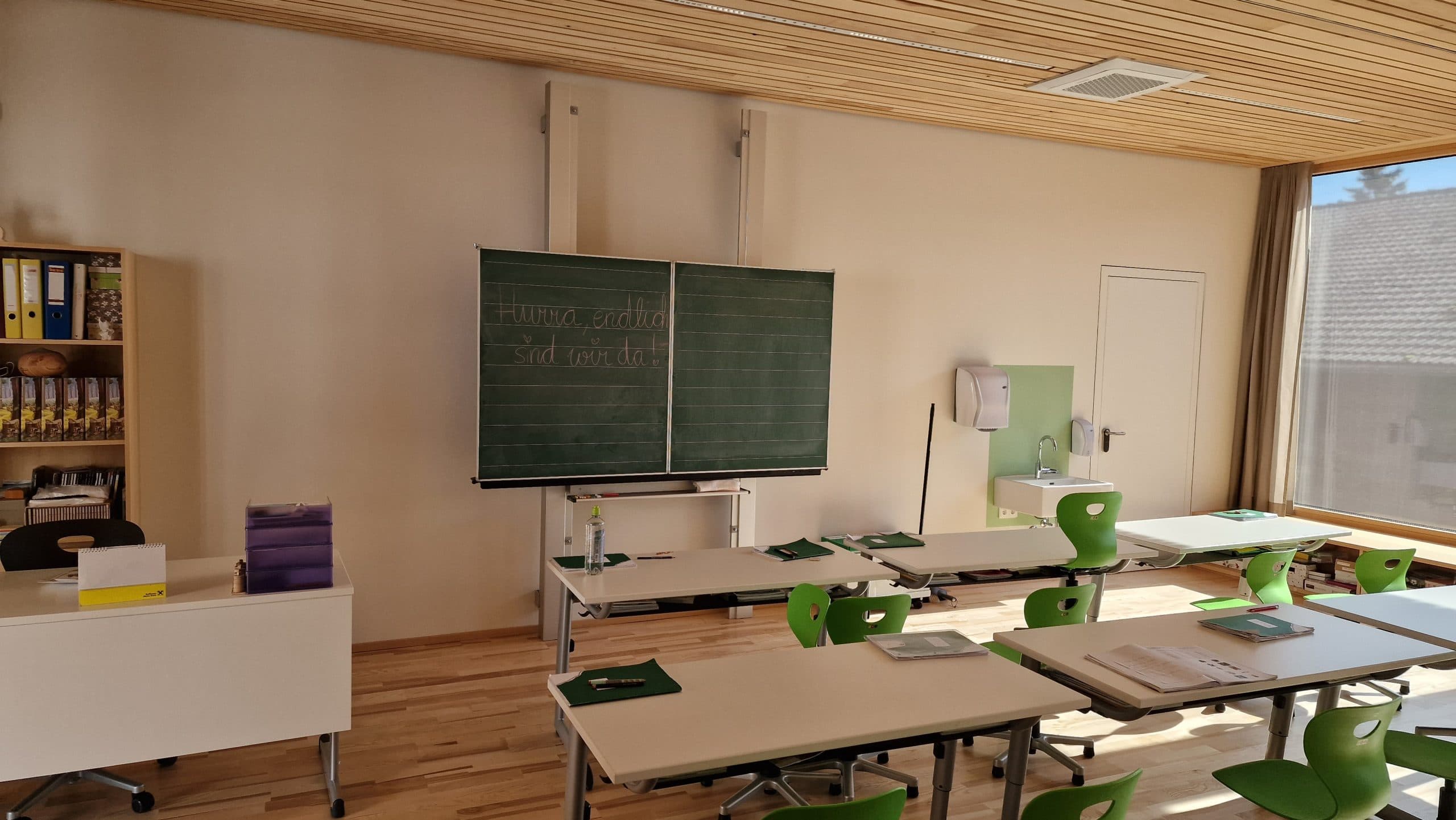 Klassenzimmer mit geschlossenen Seitenflügeln, die das interaktive Multitouchdisplay abdecken.