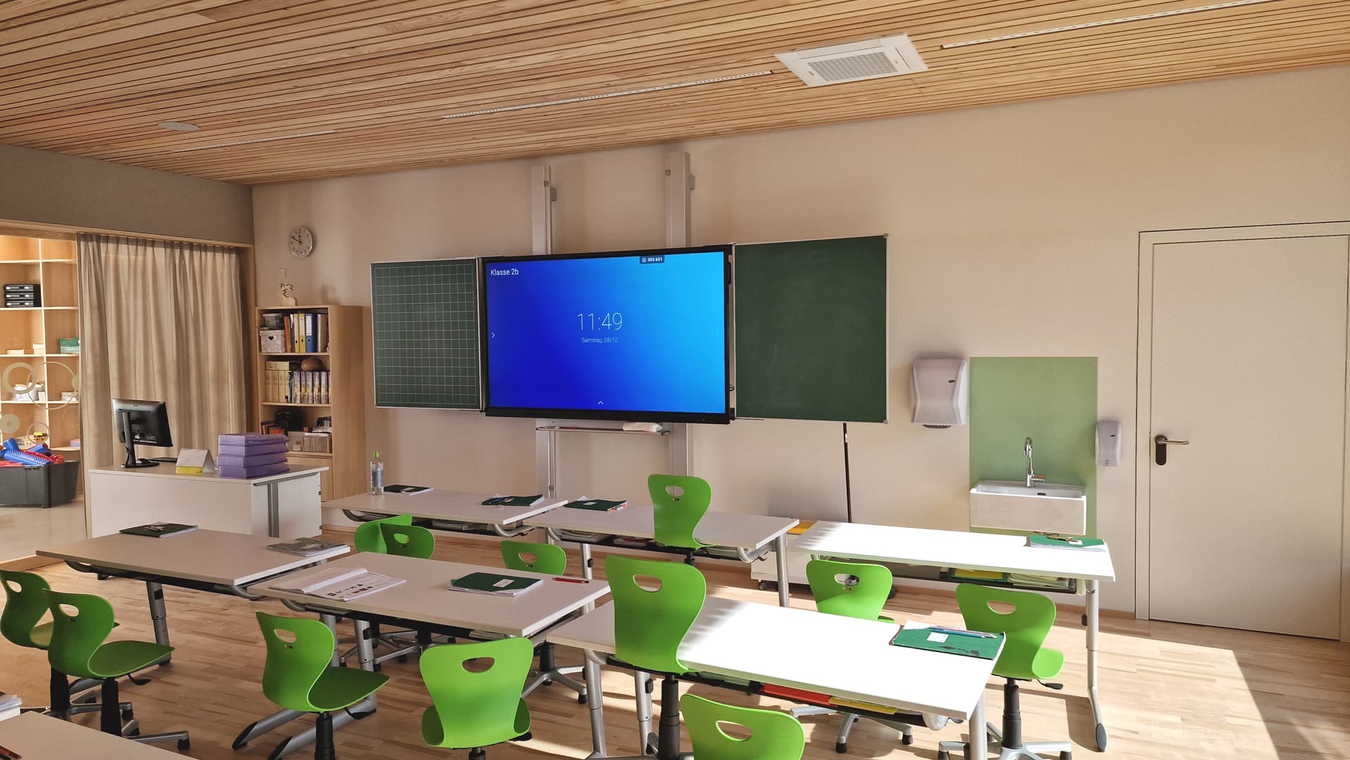 Klassenzimmer der Volksschule Breitenbach mit interaktivem Clevertouch Multitouch Display ausgestattet.