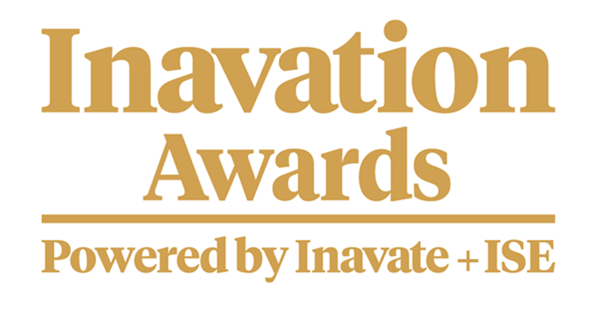 Das Logo zeigt den Schriftzug 'Inavation Awards' in einer großen, goldenen Serifenschrift oben und den Zusatz 'Powered by Inavate + ISE' darunter in einer kleineren, ebenfalls goldenen Schrift. Der Hintergrund des Logos ist weiß, was für eine klare und edle Darstellung sorgt. Diese Auszeichnungen honorieren Exzellenz und Innovation in der AV-Branche.