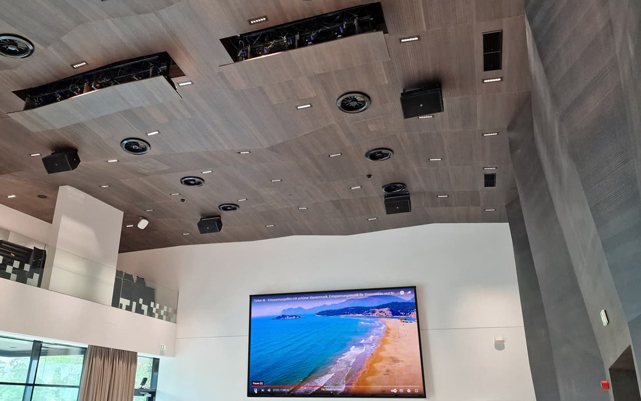LED-Wand im Audimax des IGB Lienz mit 4K-Auflösung zur Präsentation von Inhalten.