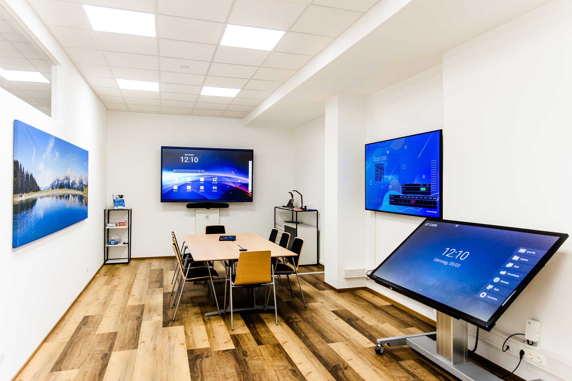 Besprechungsraum der Firma Klausner in dem professionelles, modernes und interaktives AV-Equipment installiert ist. Clevertouch interaktive Multitouchdisplays, Clevertouch passive CM Displays als professionelles Werbedisplay, bespielt via CleverLive, Videokonferenzsystem von Logitech mit Videobar und Logitech TAP IP zur Steuerung des Microsoft Teams Rooms